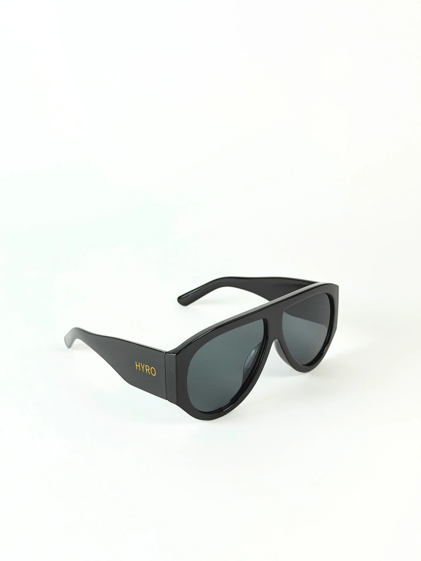 HYRO® Glacier Black — three-quarter view