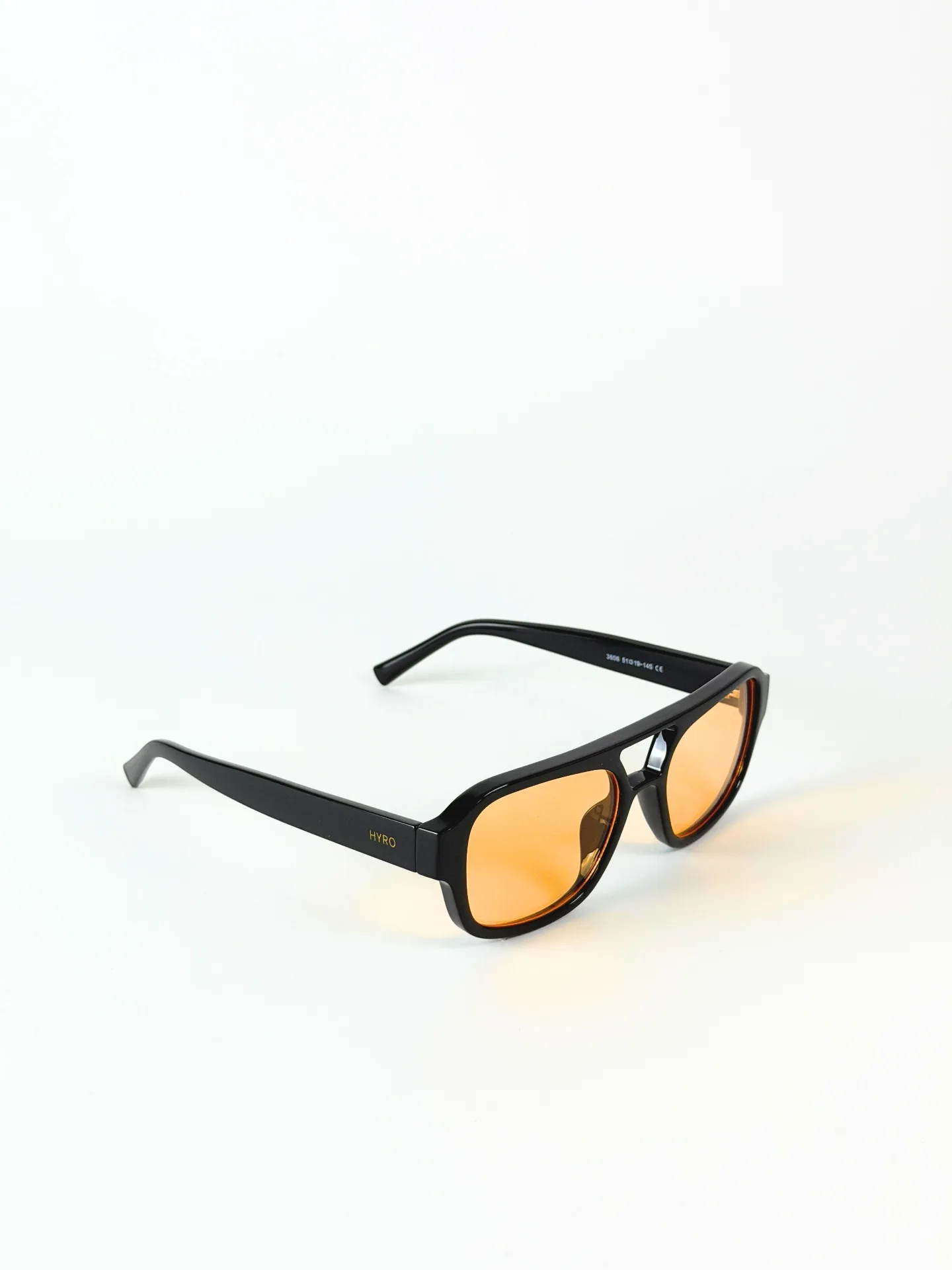 HYRO® Pilot Noir — three-quarter view