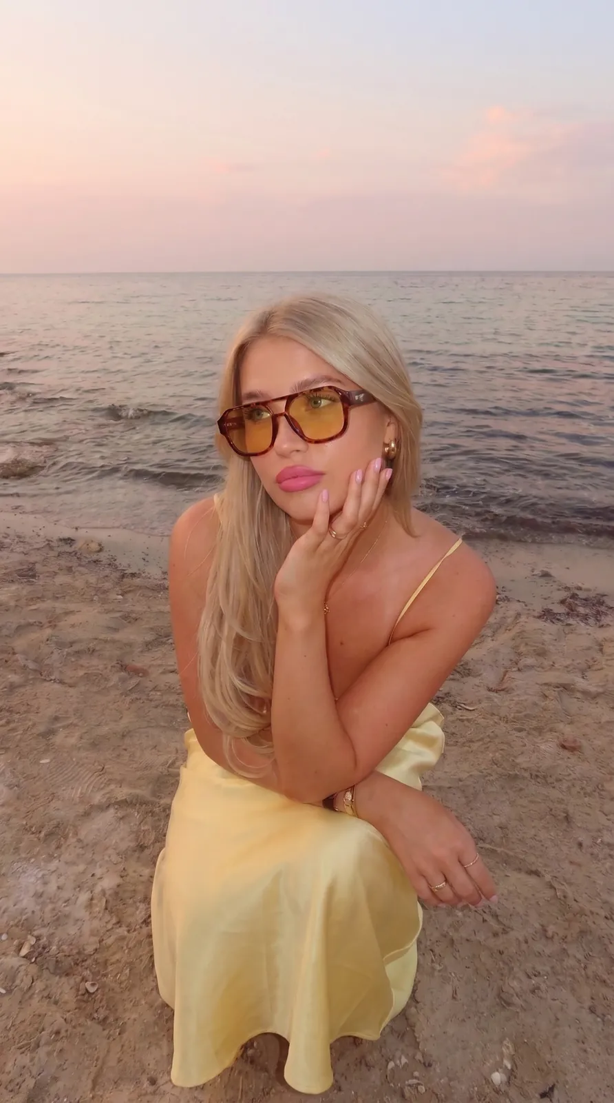 Model wearing HYRO® Pilot Tortoise