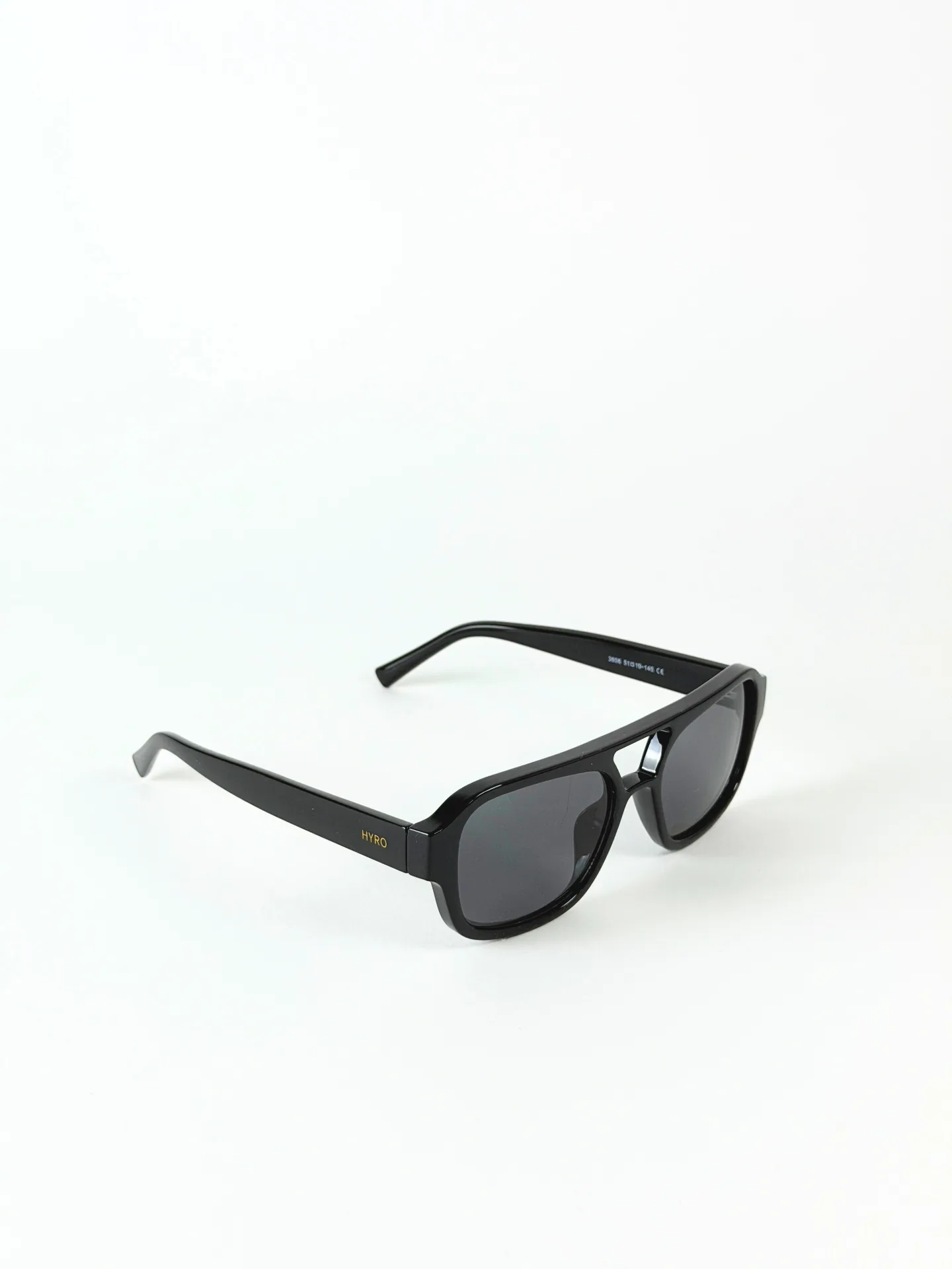 HYRO® Pilot Black — three-quarter view