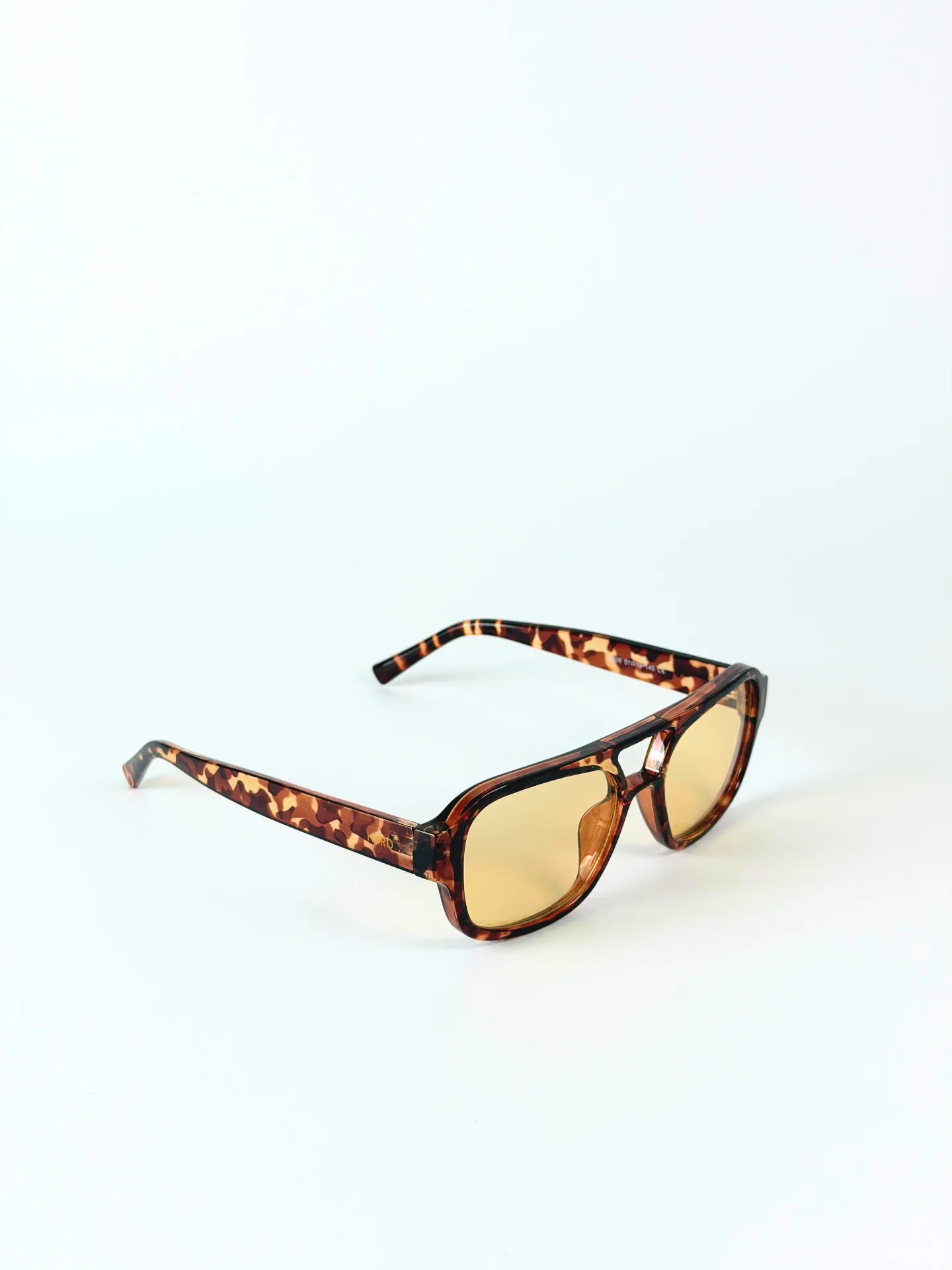HYRO® Pilot Tortoise — three-quarter view